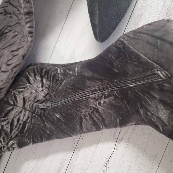 Brenda Zaro, Grey Crushed Velvet Suede, OTK Boot, Size 40 (81/2-9) - Picture 4 of 6